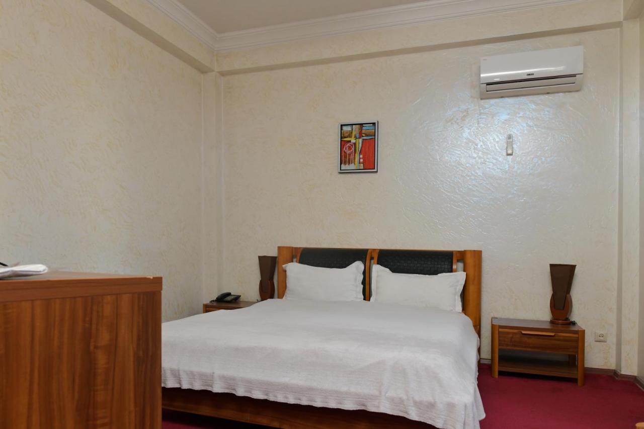 Antika Hotel Batoemi Buitenkant foto