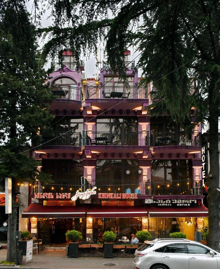 Antika Hotel Batoemi Buitenkant foto