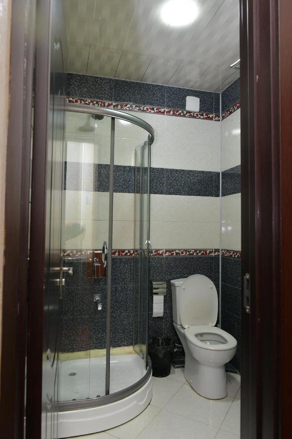 Antika Hotel Batoemi Buitenkant foto