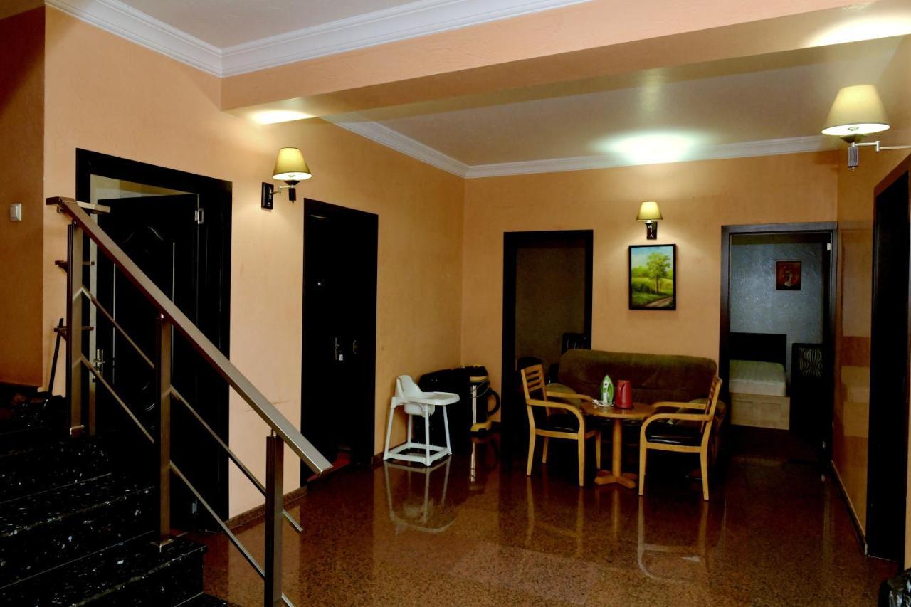 Antika Hotel Batoemi Buitenkant foto