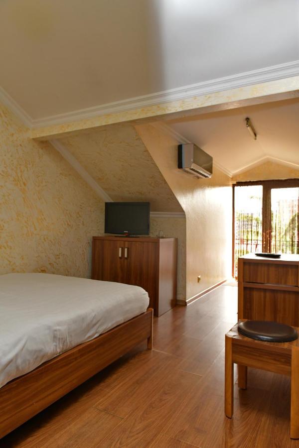 Antika Hotel Batoemi Buitenkant foto
