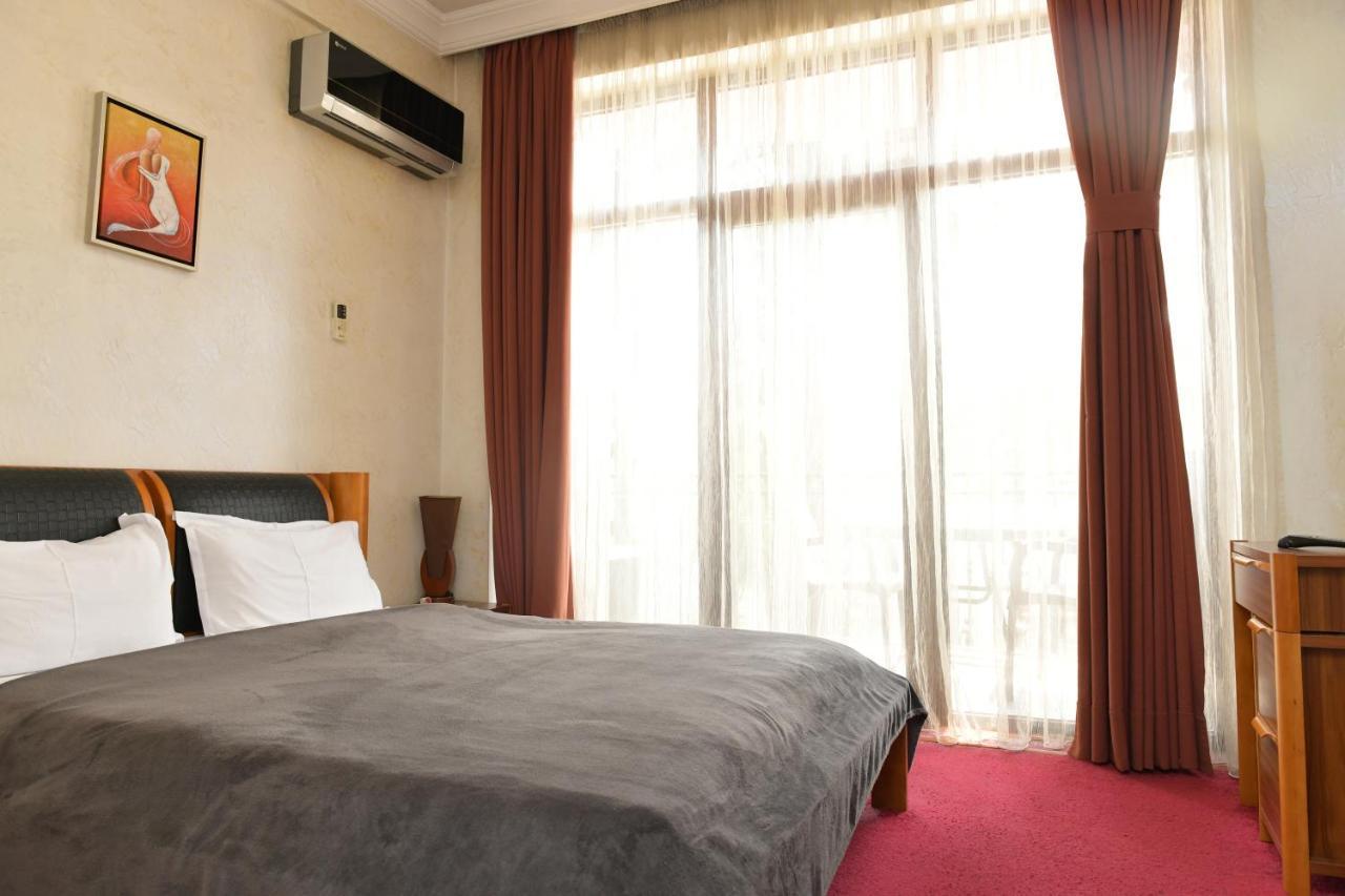 Antika Hotel Batoemi Buitenkant foto