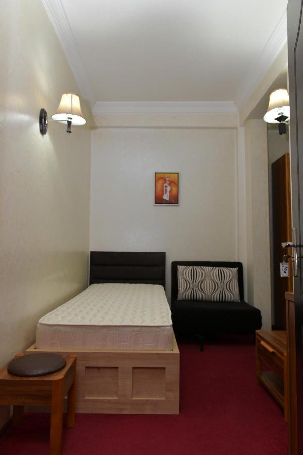Antika Hotel Batoemi Buitenkant foto