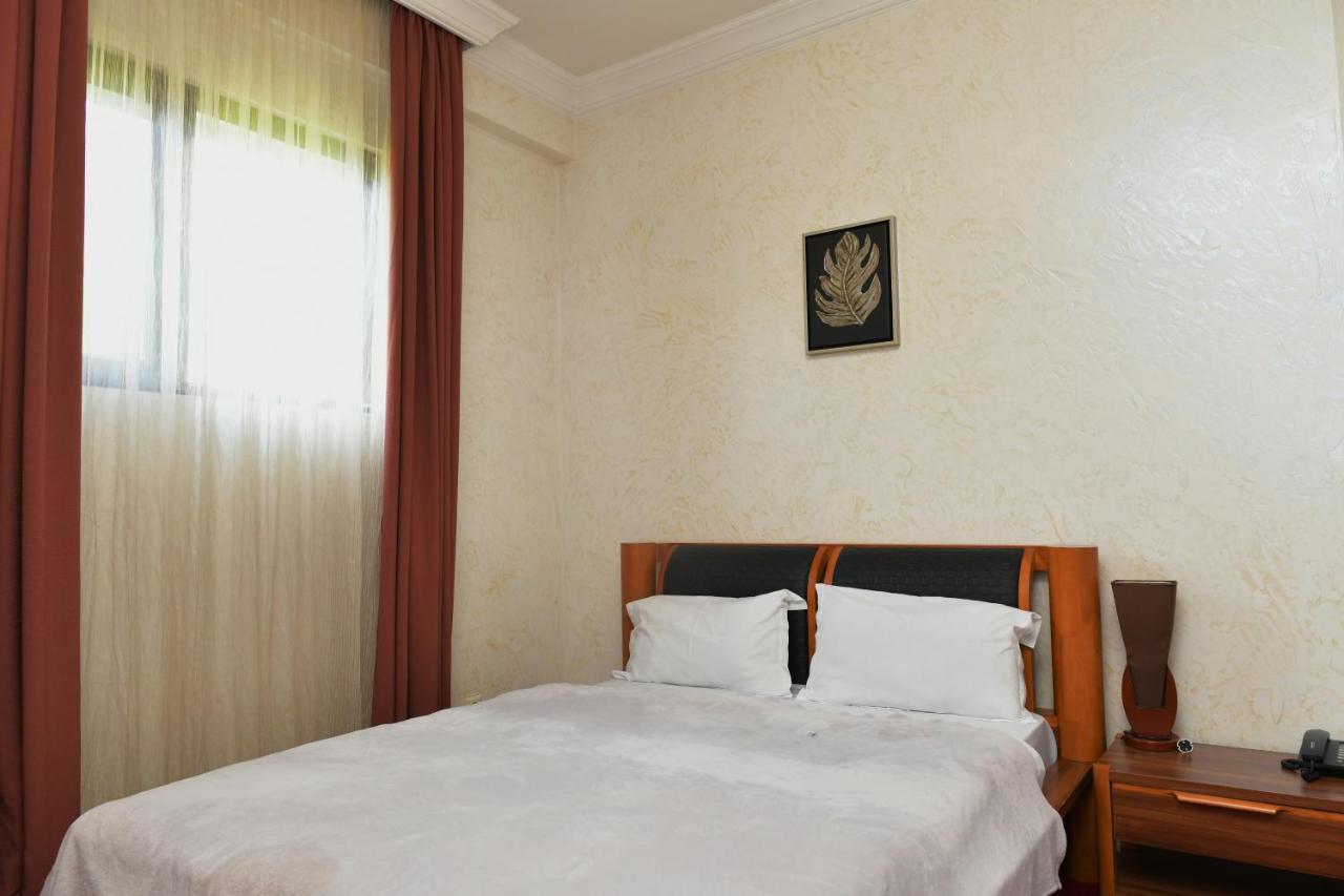 Antika Hotel Batoemi Buitenkant foto