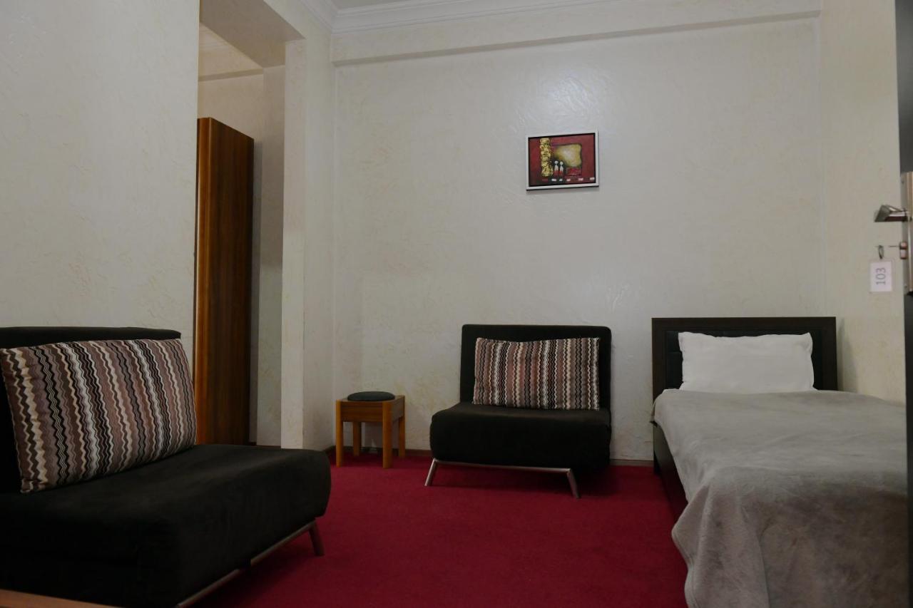 Antika Hotel Batoemi Buitenkant foto
