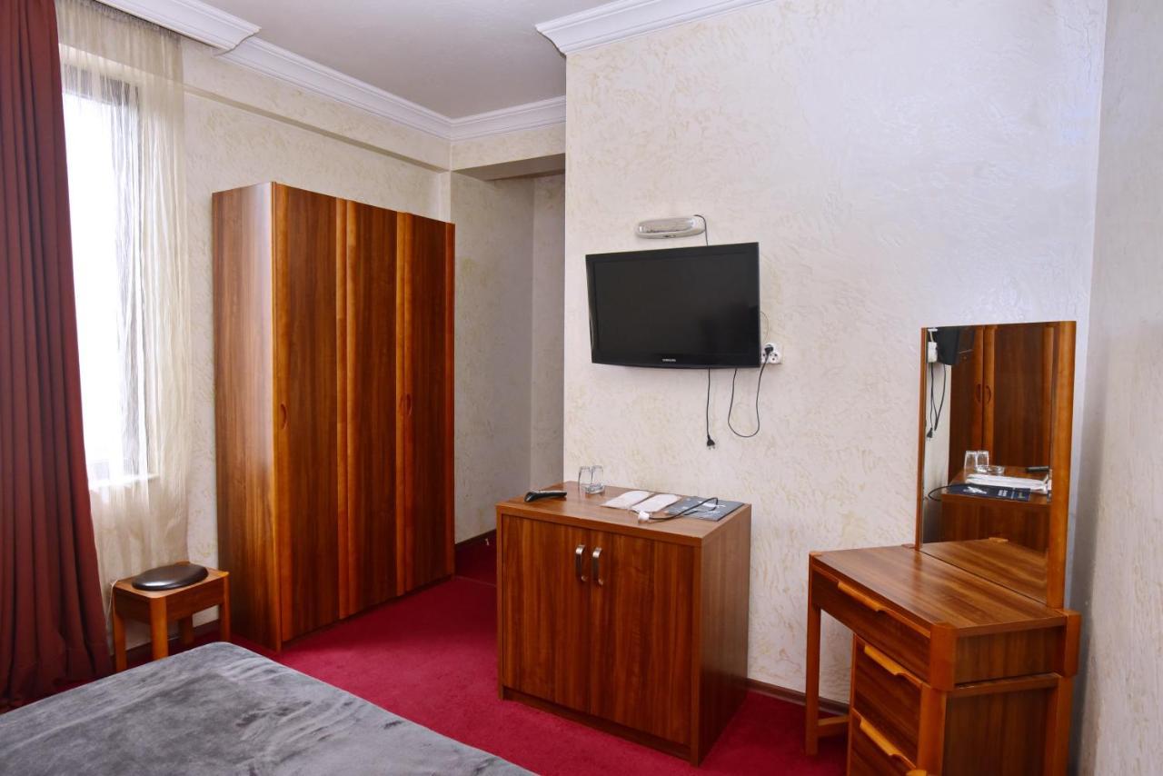 Antika Hotel Batoemi Buitenkant foto