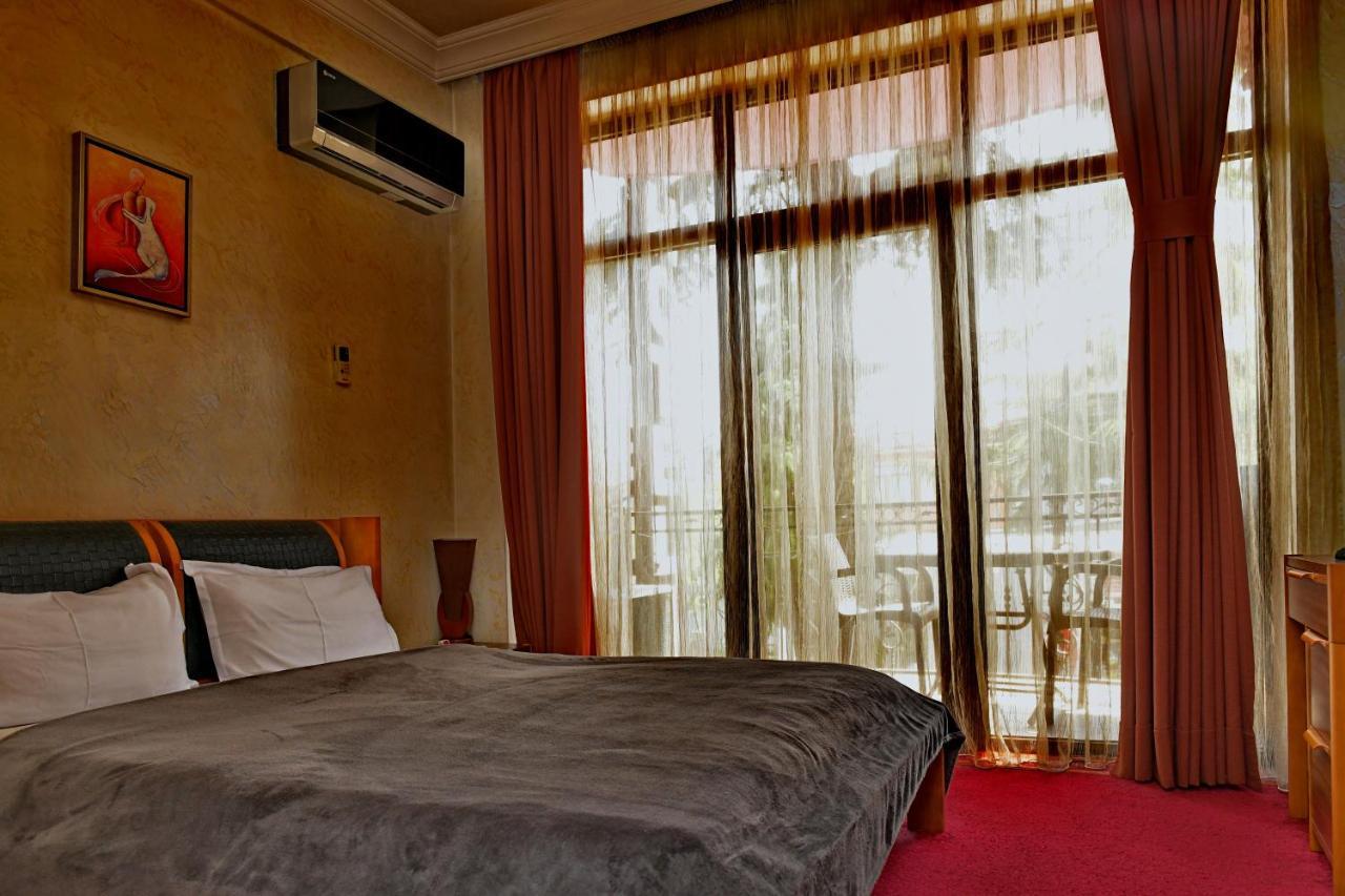 Antika Hotel Batoemi Buitenkant foto